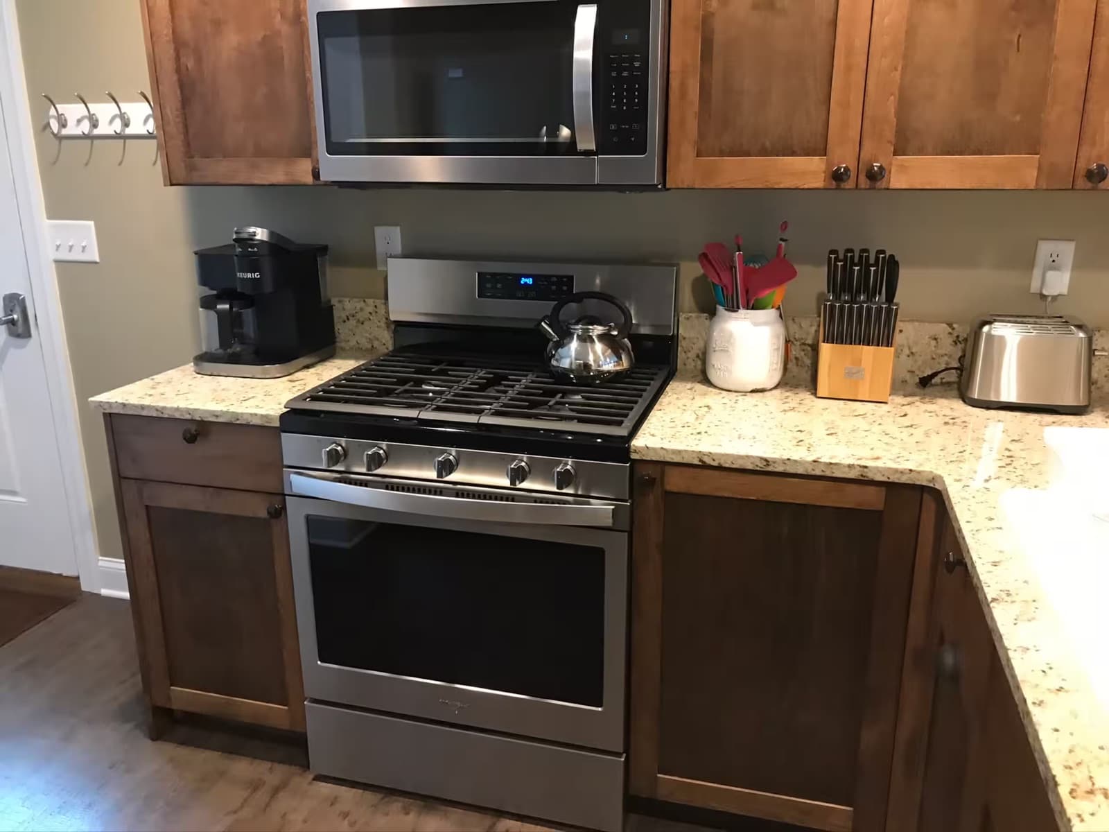 Gas range and countertop